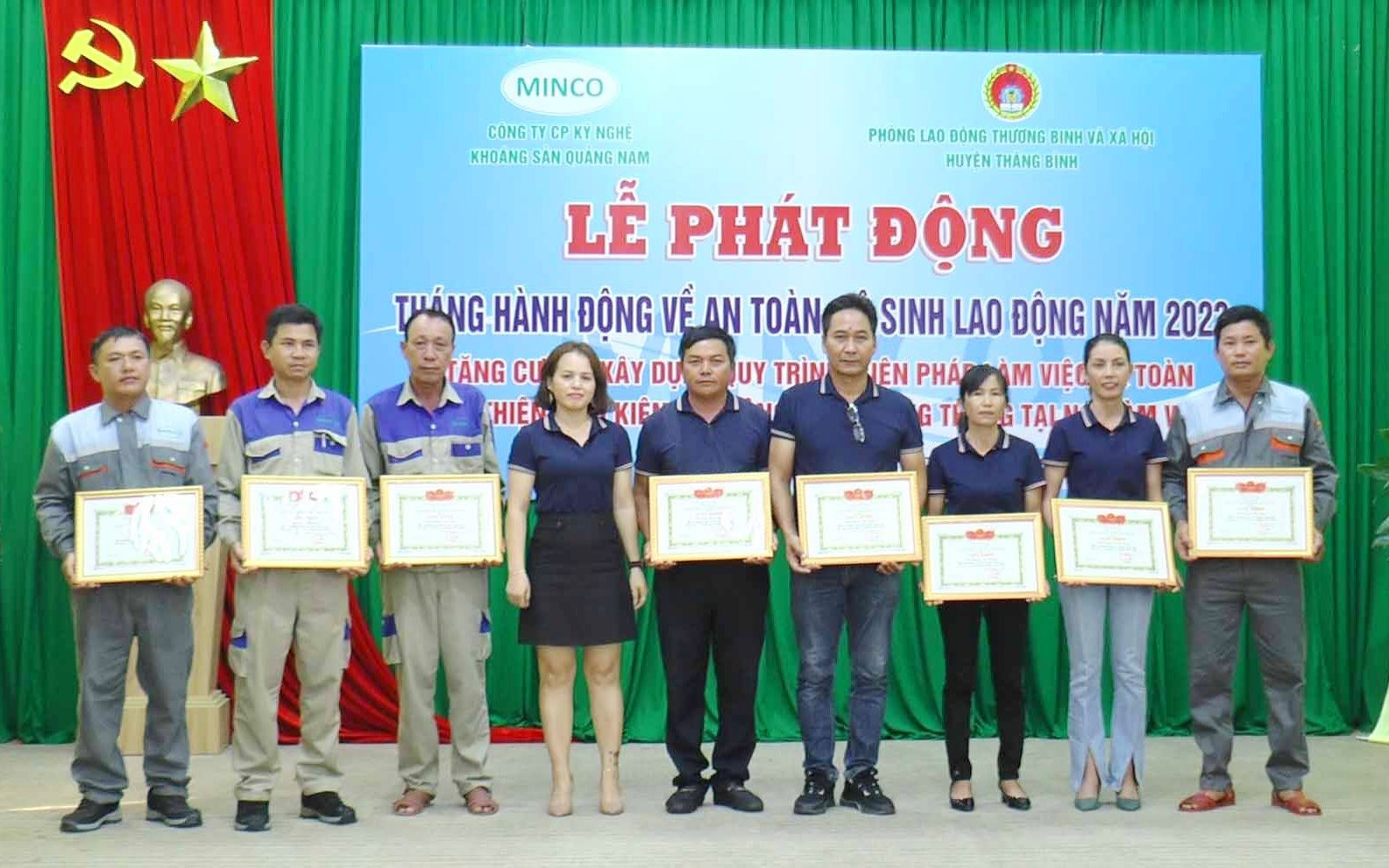 Đại diện Công ty CP Khoáng sản Quảng Nam khen thưởng cho các nhân có thành tích tốt trong thực hiện vệ sinh, an toàn lao động năm 2022