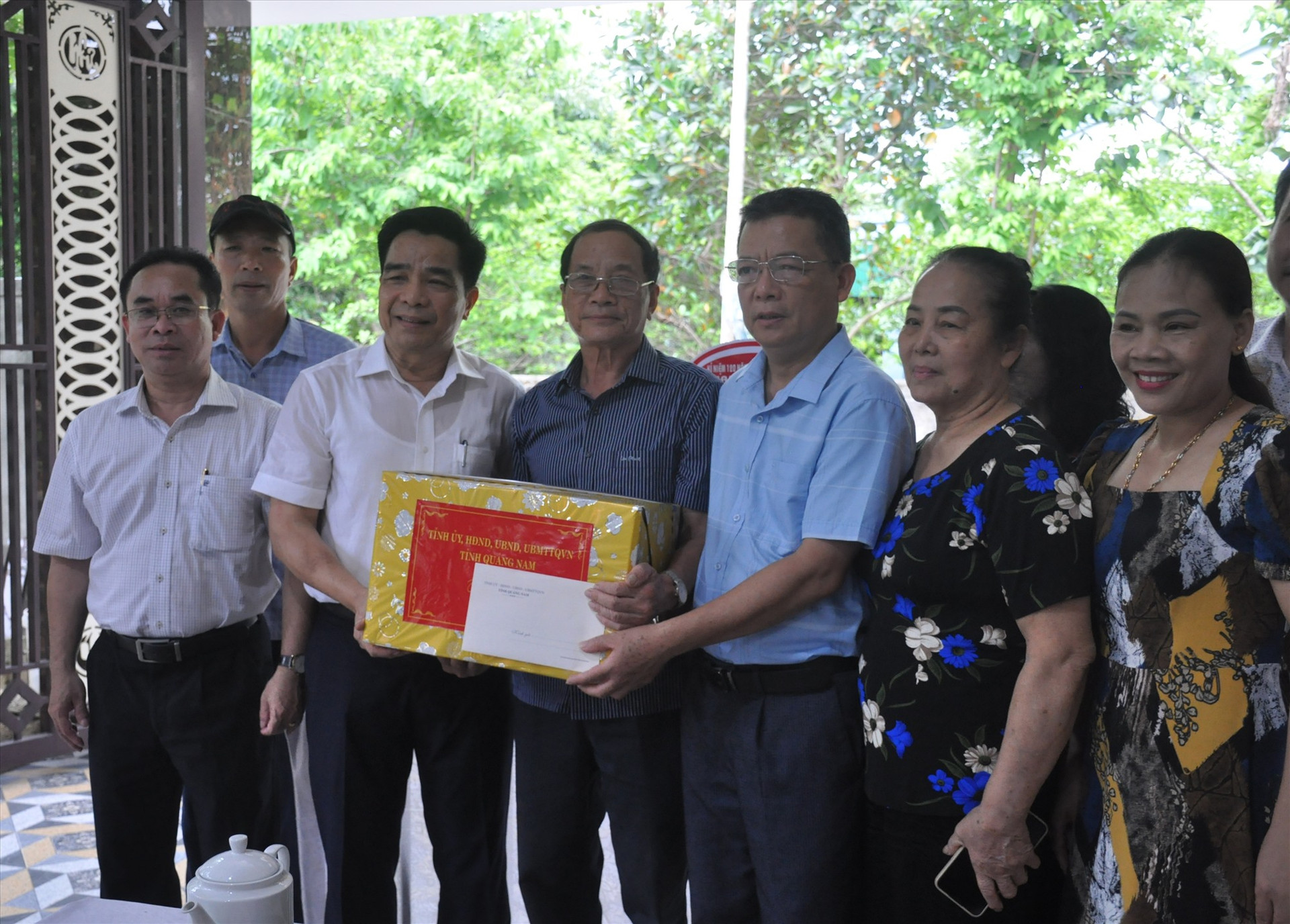 Đoàn công tác của tỉnh tặng quà cho thân nhân đồng chí Phan Văn Định. Ảnh: N.Đ