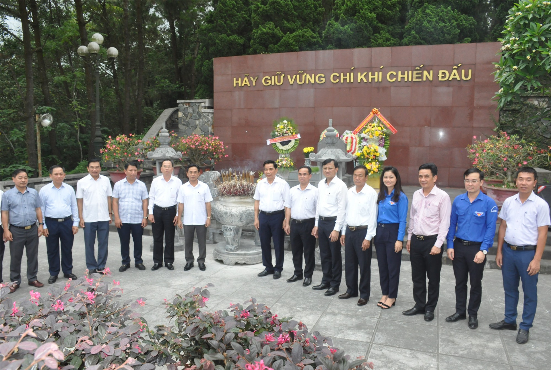 Các đại biểu chụp hình lưu niệm tại Khu di tích cố Tổng Bí thư Trần Phú. Ảnh: N.Đ
