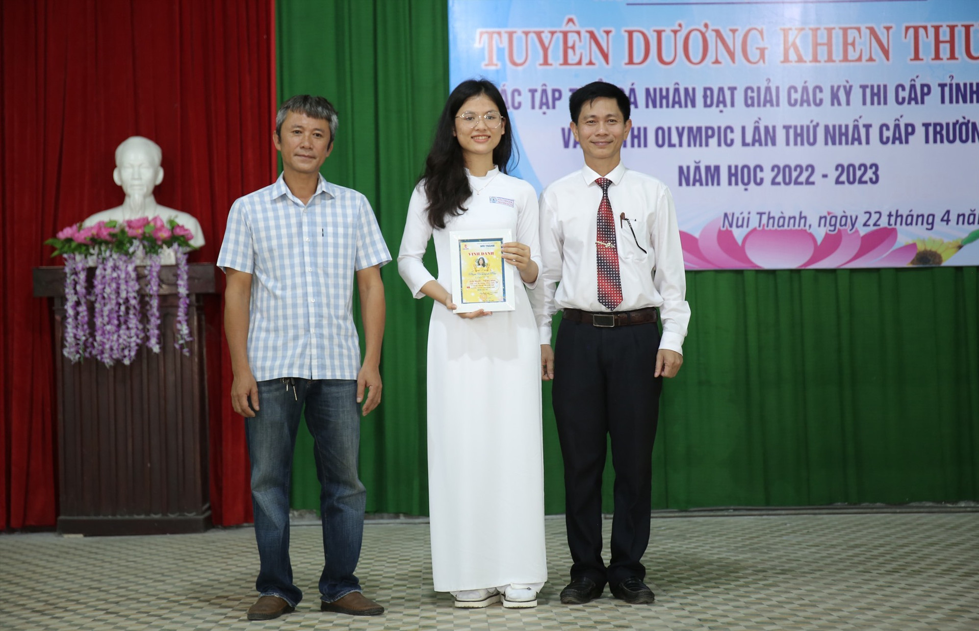 Lãnh đạo nhà trường THPT Núi Thành (Núi Thành) khen thưởng Quỳnh Như (ở giữa) về thành tích giải Nhất cuộc thi học sinh giỏi tiếng Anh cấp tỉnh năm học 2022 - 2023. Ảnh: N.T