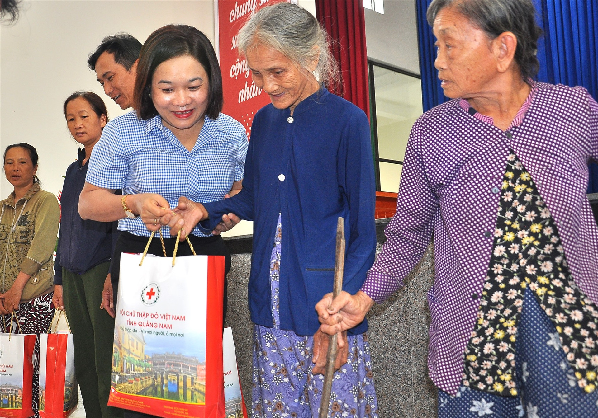 Trưởng ban Dân vận Tỉnh ủy Huỳnh Thị Thùy Dung trao quà cho người dân xã Bình Nam tại lễ phát động. Ảnh: V.A