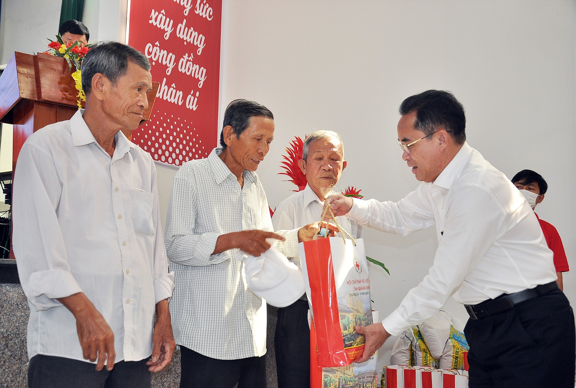 Phó Chủ tịch UBND tỉnh Trần Anh Tuấn trao quà cho các hộ nghèo, người có hoàn cảnh khó khăn của xã Bình Nam tại lễ phát động Tháng nhân đạo. Ảnh: V.A