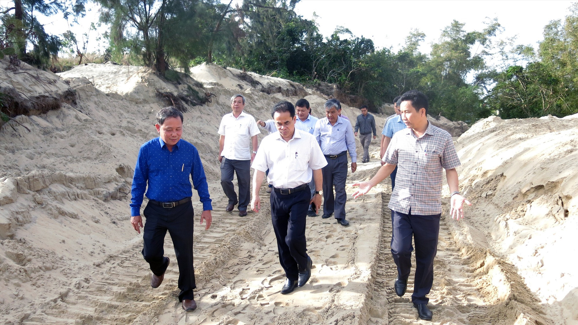 Lãnh đạo tỉnh kiểm tra công tác giải phóng mặt bằng Dự án hệ thống thoát nước cho các dự án ven biển phía bắc thị xã Điện Bàn. Ảnh: T.D