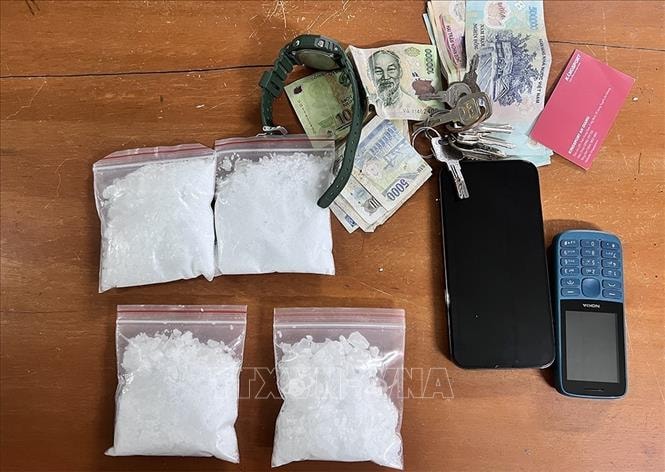 Tang vật bị lực lượng chức năng thu giữ trong một vụ mua bán ma túy. Ảnh: TTXVN phát