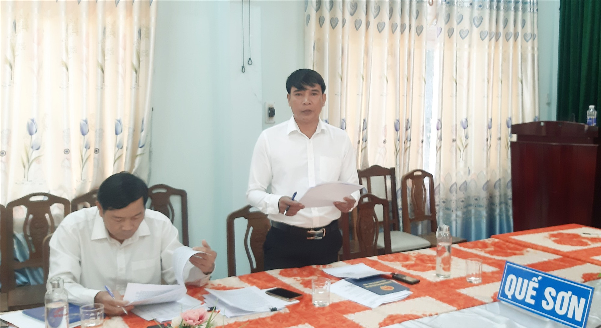 Lãnh đạo UBND huyện Quế Sơn báo cáo việc thu hồi đất và chuyển đổi mục đích sử dụng đất ở địa phương trong giai đoạn 2020 - 2022.   Ảnh: N.S