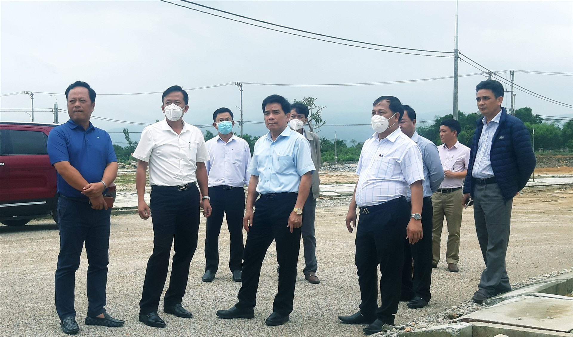 Đoàn công tác của tỉnh kiểm tra việc thu hồi đất xây dựng khu phố chợ Đông Phú (Quế Sơn) hồi tháng 4 năm 2022.    Ảnh: N.S