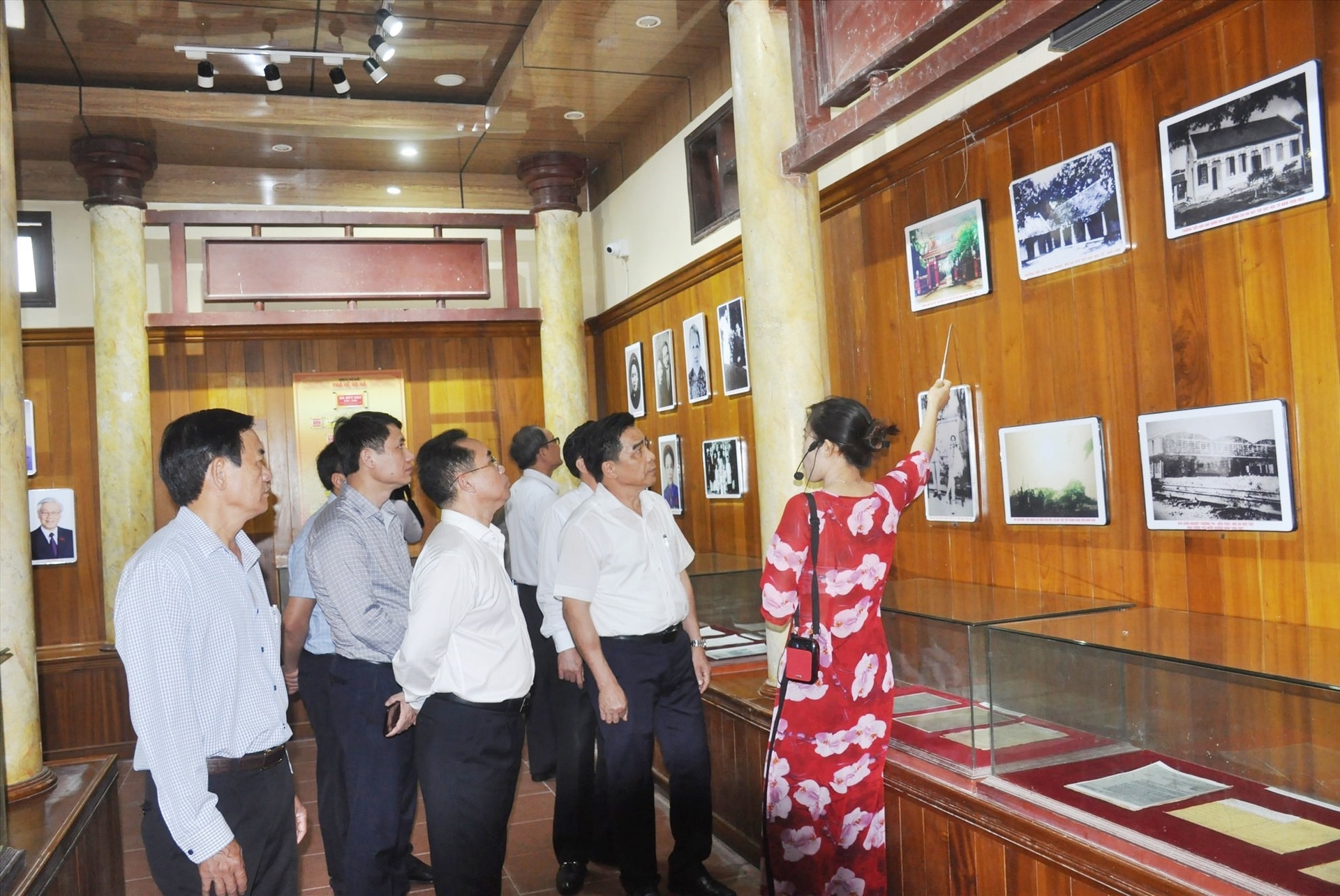 Các đồng chí lãnh đạo tỉnh tham quan khu trưng bày về thân thế, sự nghiệp hoạt động cách mạng của đồng chí Hà Huy Tập tại khu lưu niệm. Ảnh: N.Đ