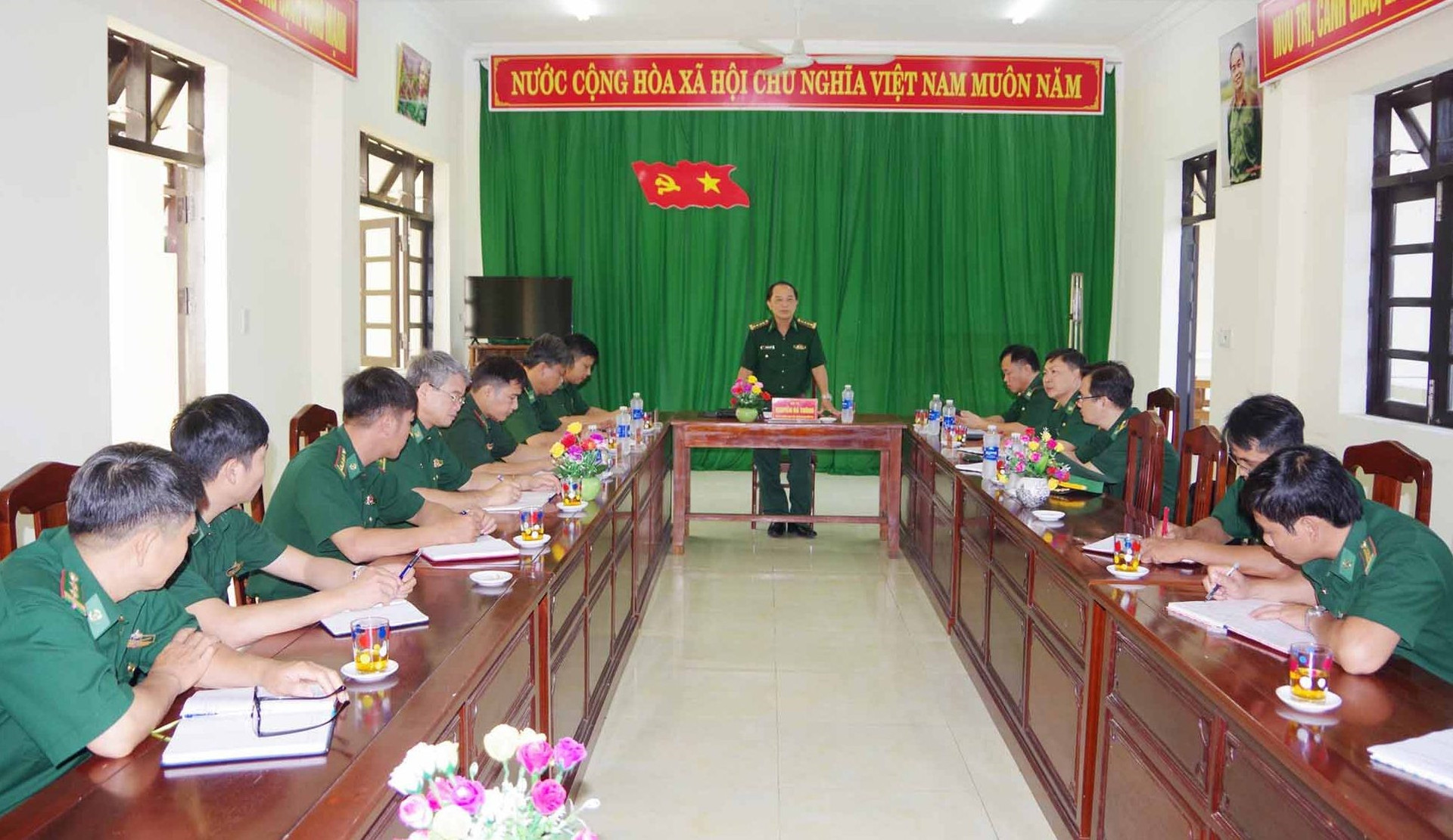 Đại tá Nguyễn Bá Thông – Chỉ huy trưởng BĐBP kết luận kiểm tra tại Đồn Biên phòng Đắc Pring. Ảnh: HỒNG ANH