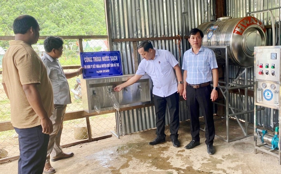 Chủ tịch UBND huyện Quế Sơn Nguyễn Phước Sơn nghiệm thu công trình lắp đặt hệ thống ống dẫn nước và bồn chứa nước phục vụ cho người dân xã Bha Lêê. Ảnh H.Thúy