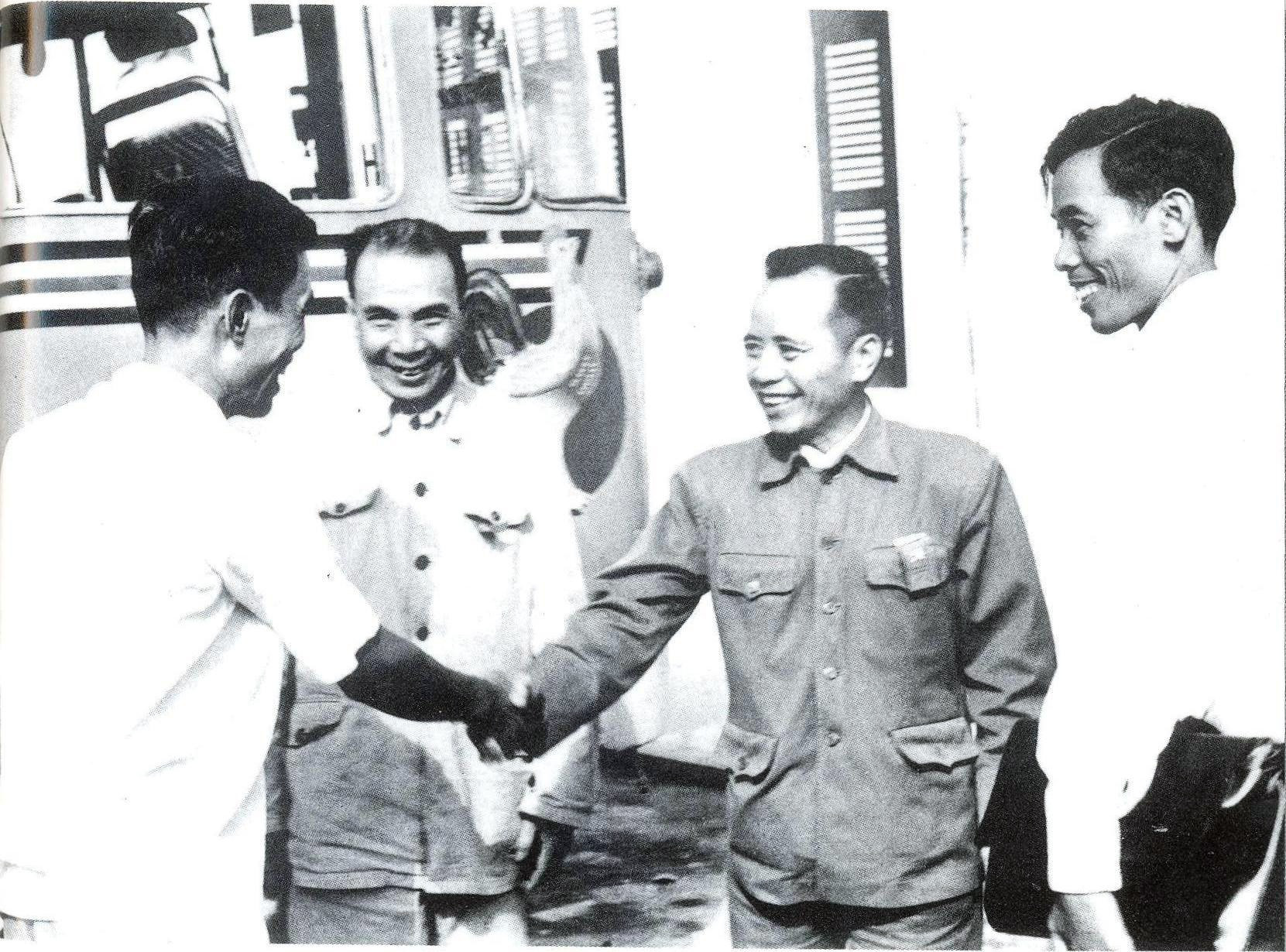 Đồng chí Phan Văn Định (thứ hai từ trái sang) trong một lần về thăm Quảng Nam - Đà Nẵng sau ngày giải phóng. Ảnh tư liệu