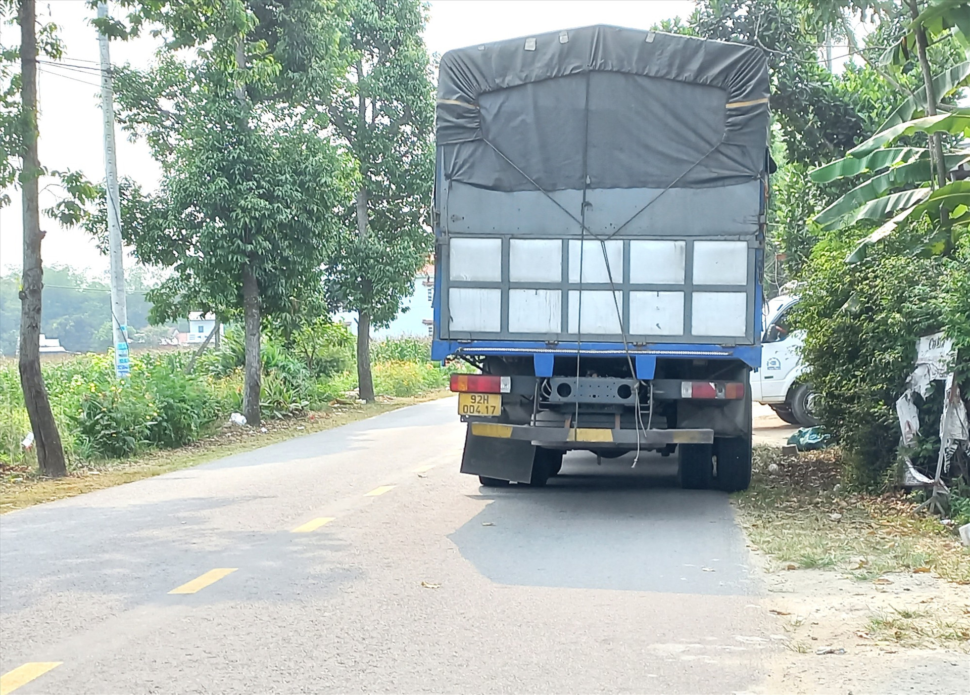 Xe tải này dừng lấn hết nửa lòng đường của quốc lộ 14H, đoạn qua xã Duy Châu (Duy Xuyên). Ảnh: N.B