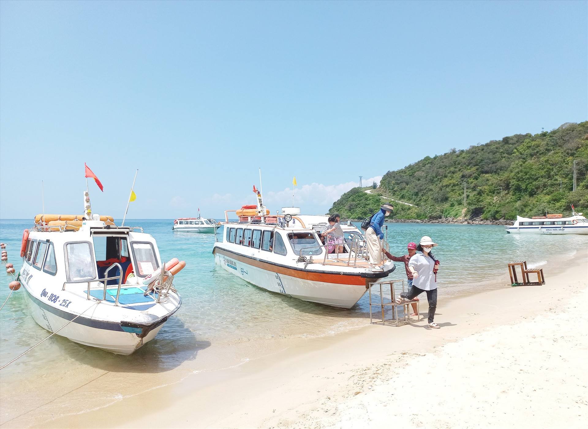 Phương tiện chở khách tuyến Cửa Đại - Cù Lao Chàm lại cập bờ vào Bãi Ông, nơi chưa được công bố bến thủy nội địa.
