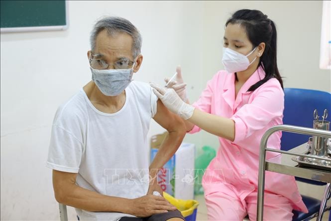 Tiêm vaccine phòng Covid-19 cho người dân. Ảnh: TTXVN