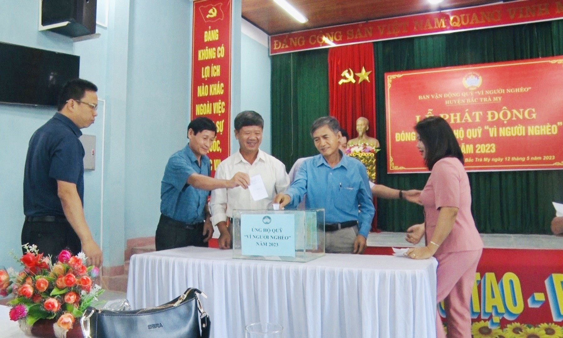 Lãnh đạo, cán bộ huyện Bắc Trà My tham gia ủng hộ quỹ vì người nghèo