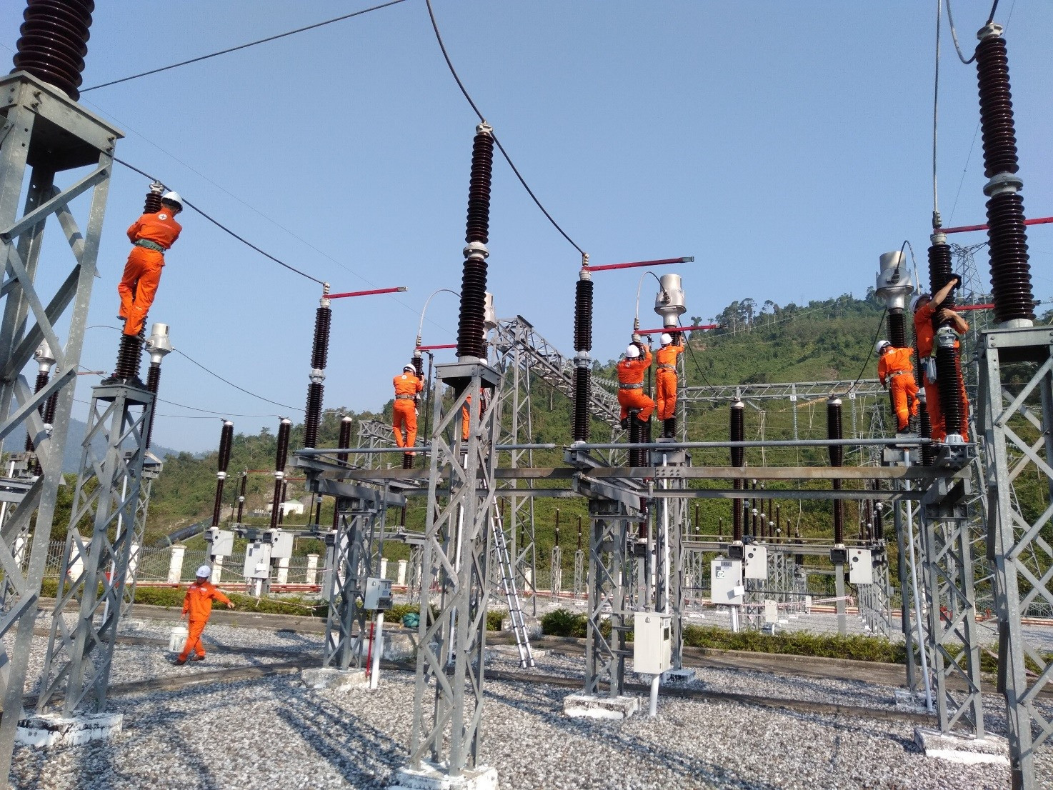 Vệ sinh bảo dưỡng thiết bị Trạm phân phối 220 kV Nhà máy thủy điện A Vương. Ảnh: V.L