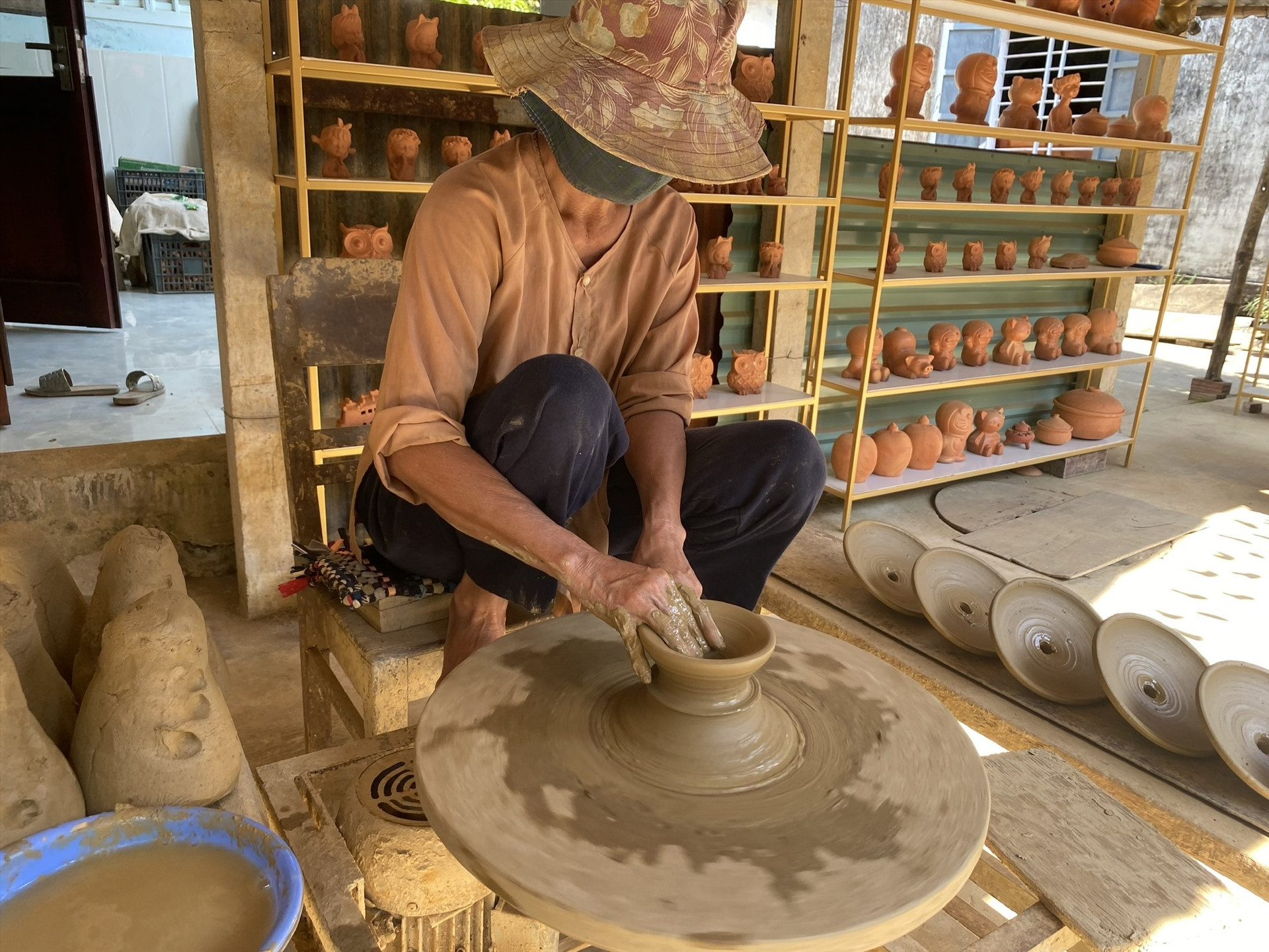 Making traditional pottery in Thanh Ha