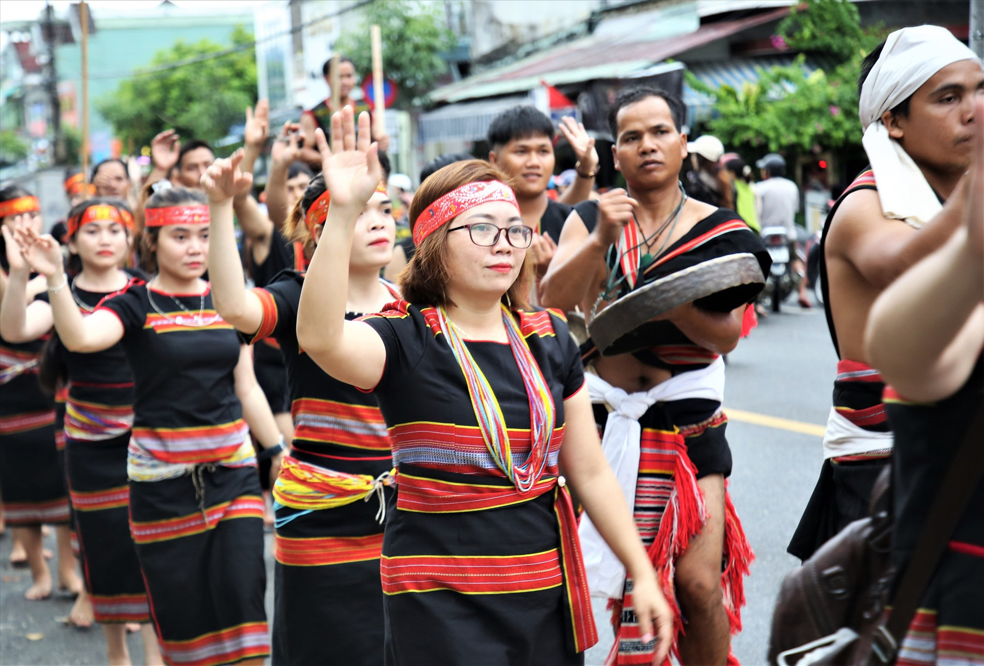 Các cô gái Bh'noong lộng lẫy với sắc phục truyền thống. Ảnh: N.C