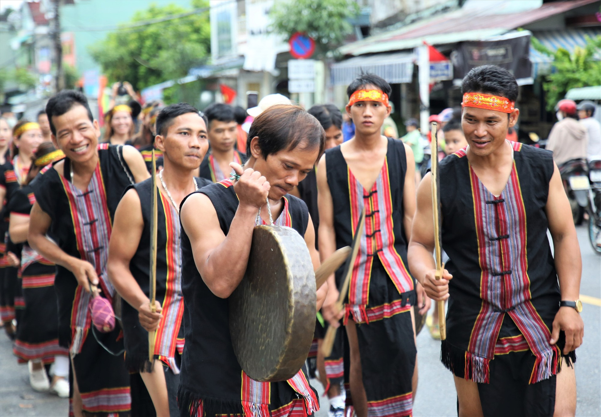 Các nghệ nhân Bh'noong vừa diễu hành, vừa trình diễn nghệ thuật trống chiêng. Ảnh: N.C