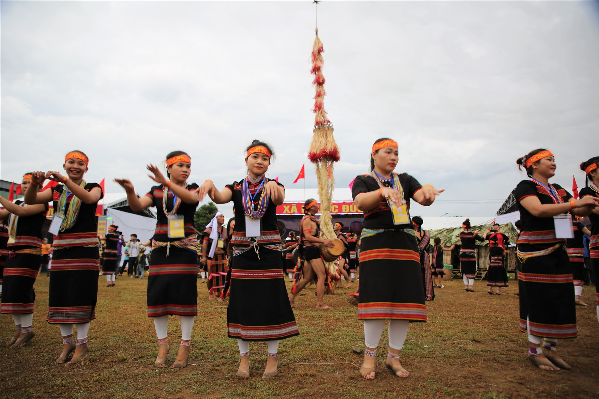 Giữa không gian đầy sắc màu truyền thống, điệu múa Bh'noong trở thành một trong các điểm nhấn của ngày hội. Ảnh: N.C