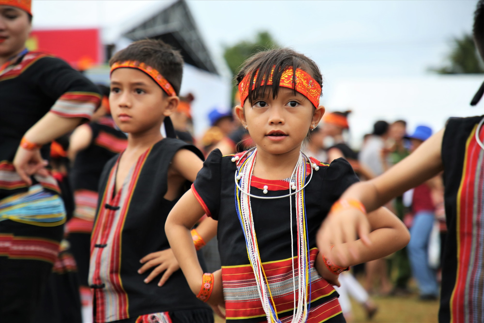 Thu hút với du khách là hình ảnh các em nhỏ Bh'noong hồn nhiên trong điệu múa truyền thống. Ảnh: N.C