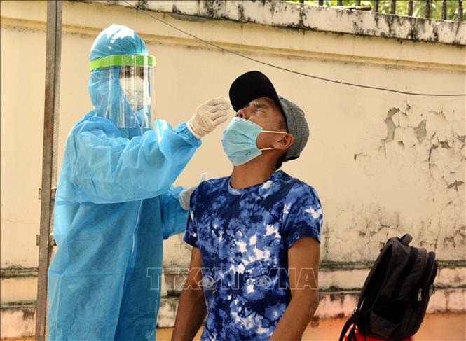 Test sàng lọc Covid-19 ở Sóc Trăng. Ảnh: Trung Hiếu/TTXVN
