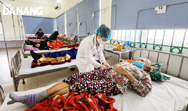 Cần duy trì các biện pháp phòng, chống Covid-19 trong tình hình mới, đặc biệt là đối với những bệnh nhân lớn tuổi, có nguy cơ cao. Trong ảnh: Chăm sóc, điều trị bệnh nhân lớn tuổi tại Trung tâm Y tế quận Ngũ Hành Sơn. Ảnh: PHAN CHUNG