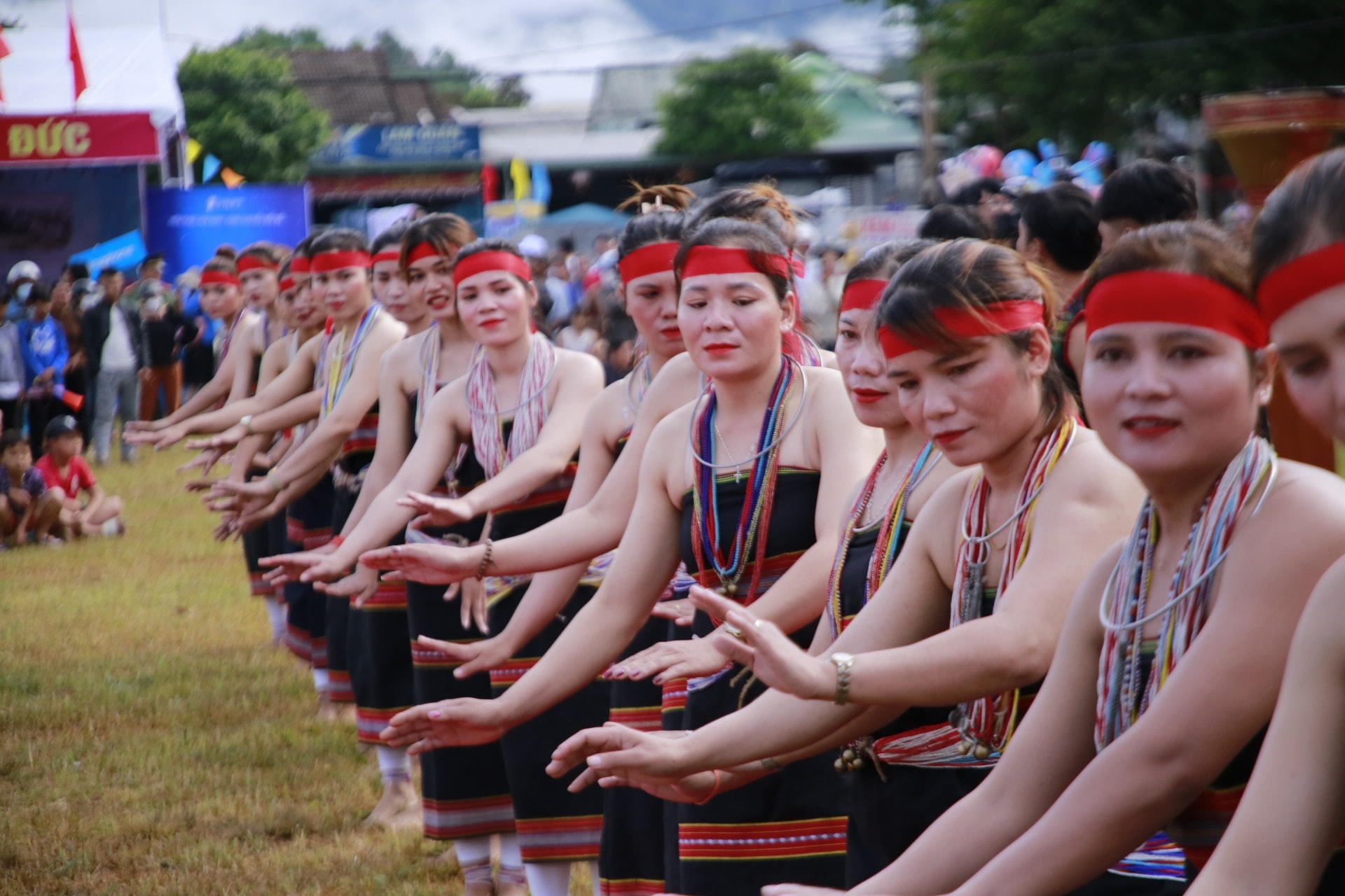 Sau chương trình khai mạc, sẽ tiếp diễn các hoạt động nghệ thuật mang đâmk sắc màu núi rừng. Ảnh: N.C