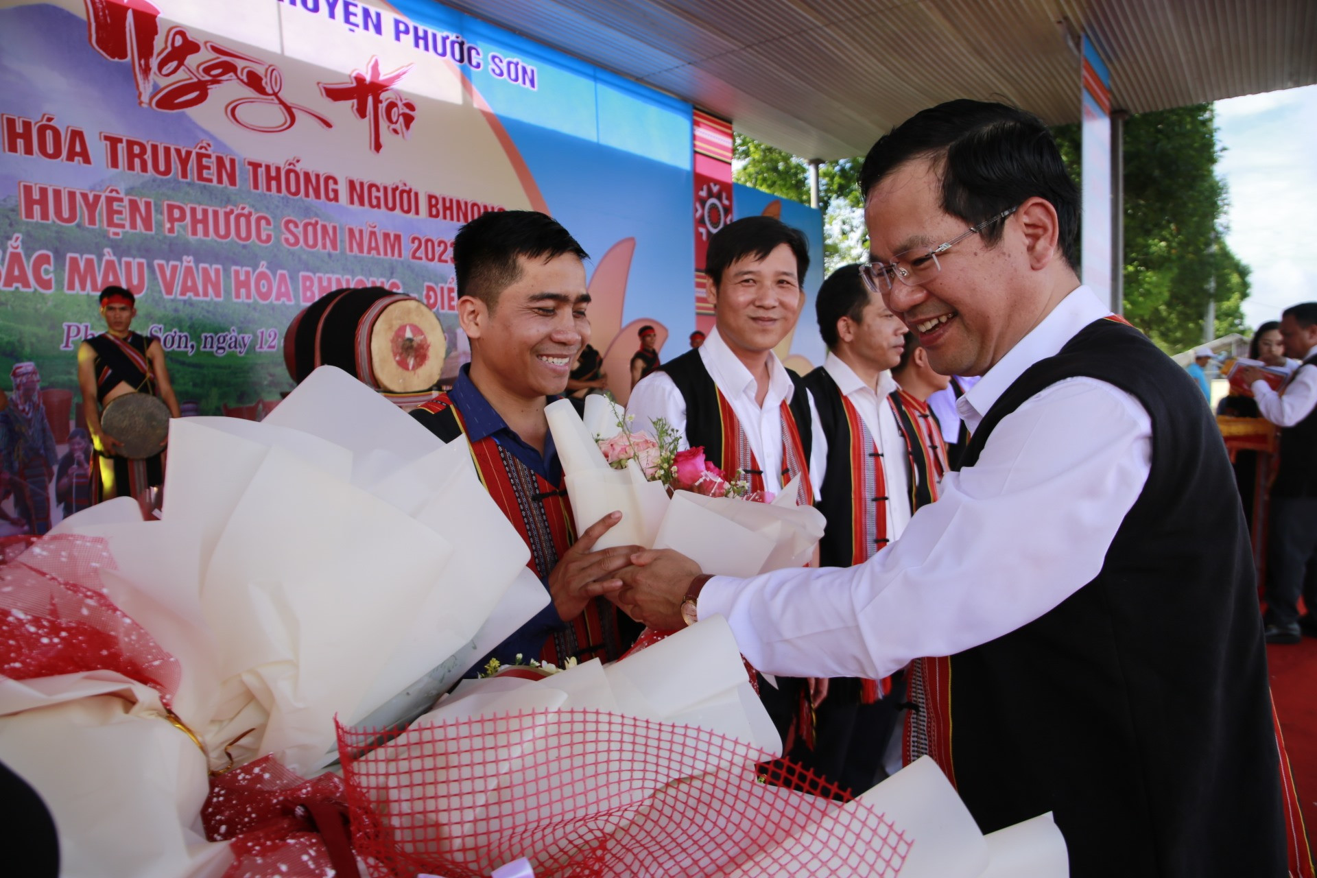 Lãnh đạo huyện Phước Sơn tặng hoa và cờ lưu niệm cho các đoàn tham gia ngày hội. Ảnh: A.N