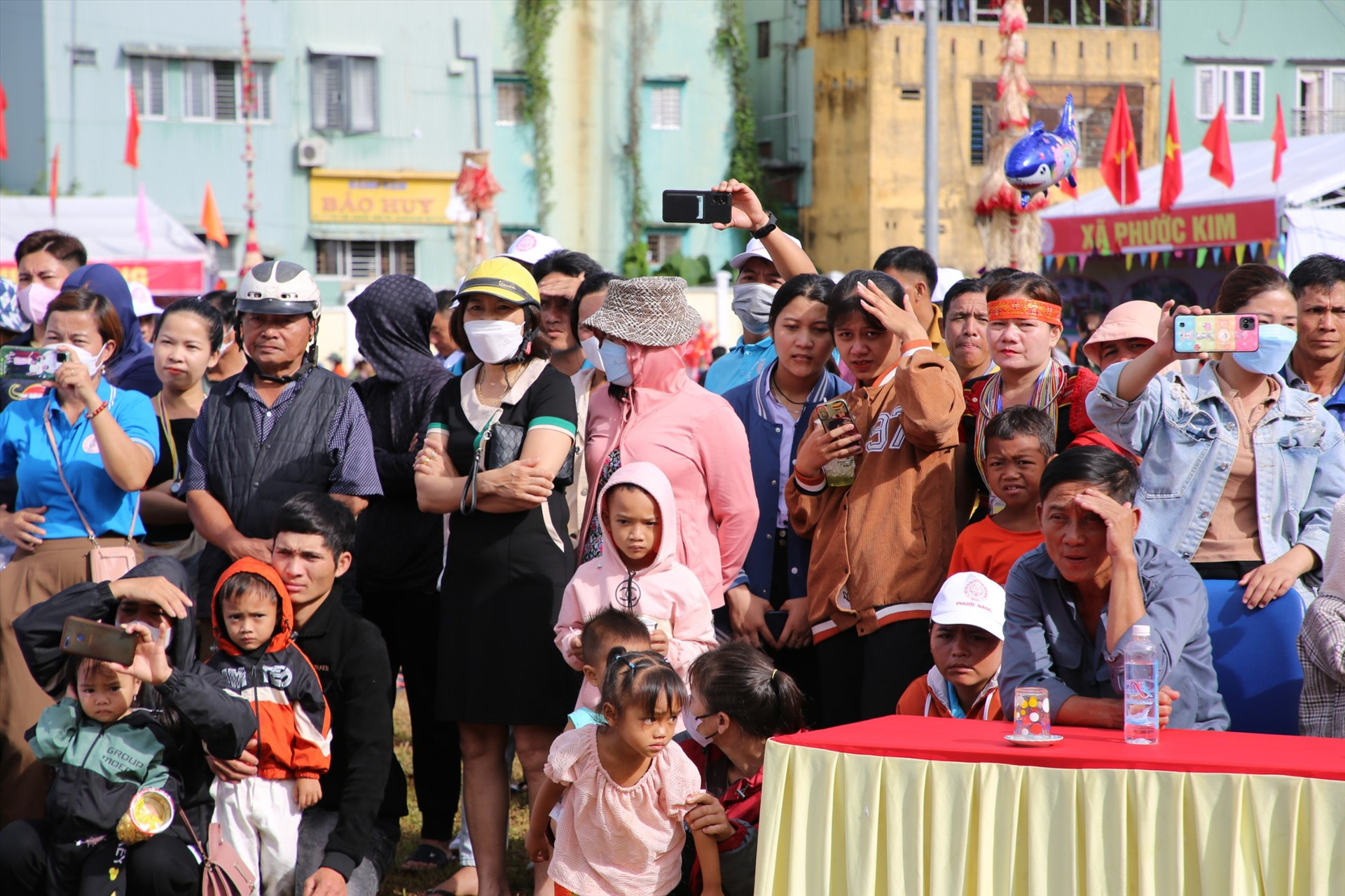 Người dân địa phương và du khách đội nắng xem ngày hội văn hóa Bh'noong. Ảnh: N.C