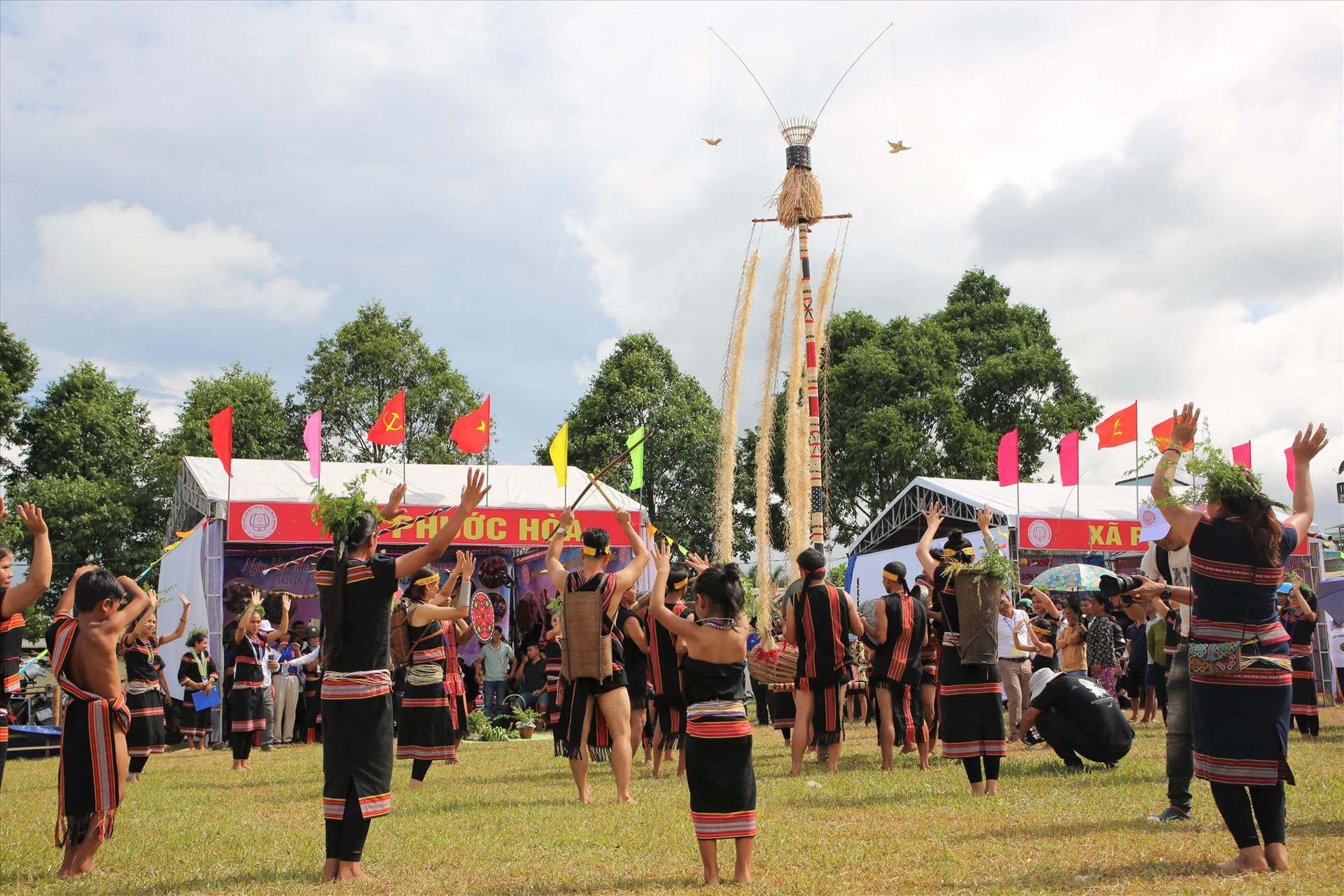Cây nêu trở thành không gian lễ hội truyền thống của đồng bào Bh'noong trong nhiều sự kiện. Ảnh: N.C