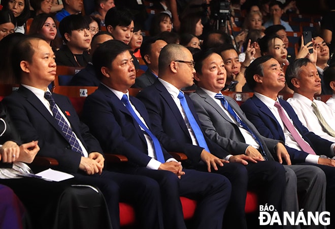 Phó Thủ tướng Trần Hồng Hà và các đại biểu tham dự lễ bế mạc và trao giải. Ảnh: X.D