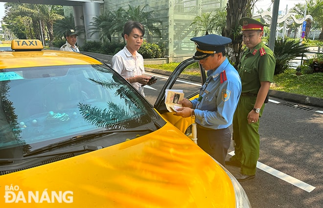 Lực lượng chức năng tăng cường kiểm tra, kiểm soát xe taxi, grap, hợp đồng... Ảnh: THÀNH LÂN