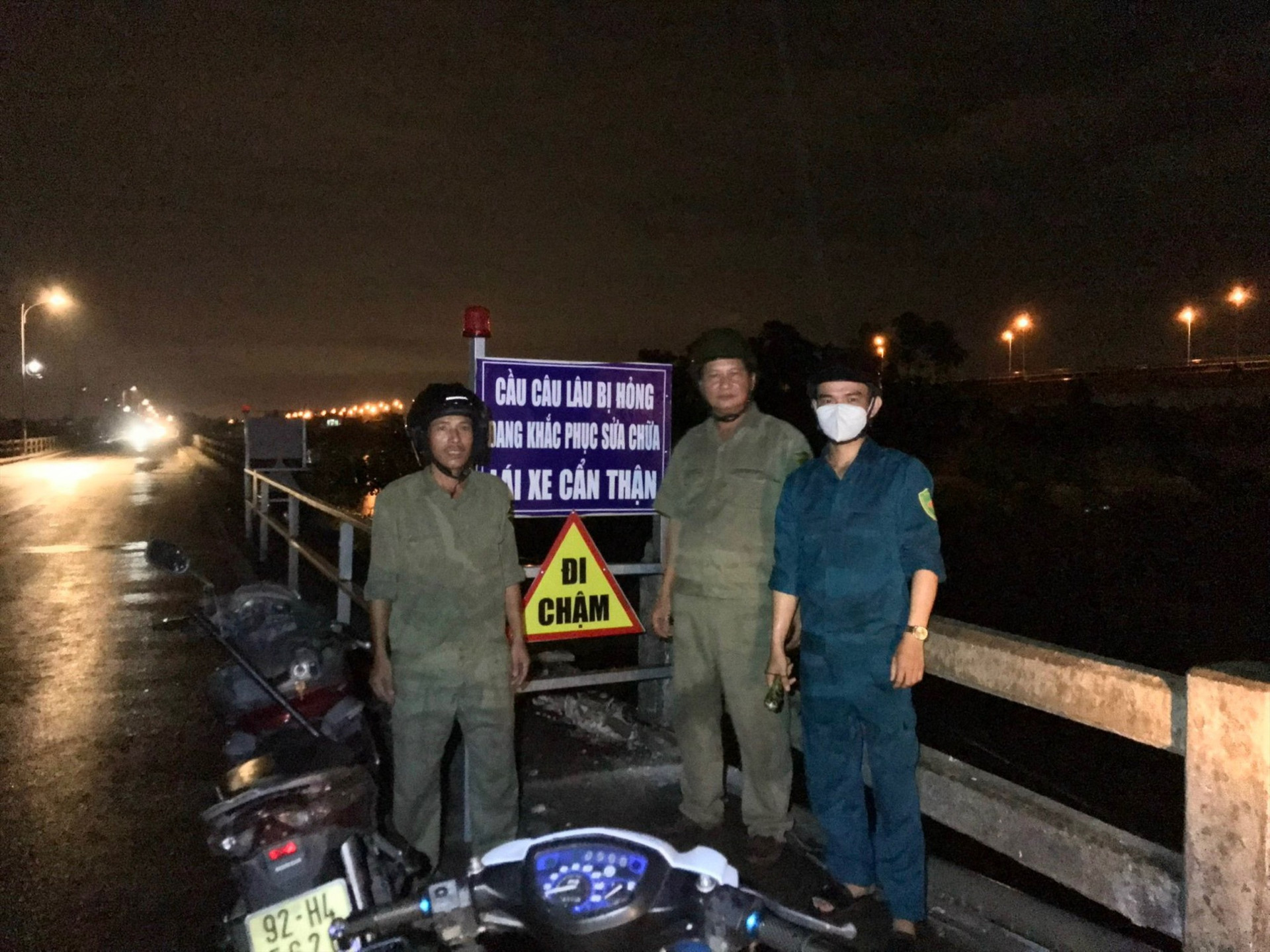 Lực lượng chức năng tuần tra, cảnh giới tại cầu Câu Lâu vào tối ngày 13/5. Ảnh: L.K