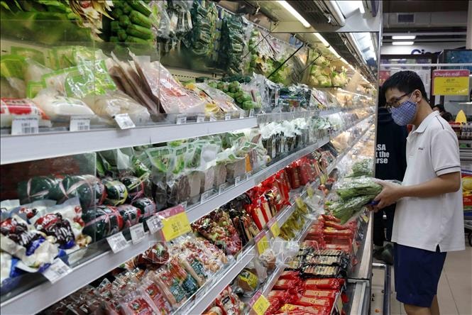 Khách hàng mua sắm hàng hóa tại siêu thị Co.opmart Hà Nội. Ảnh minh họa: Trần Việt/TTXVN