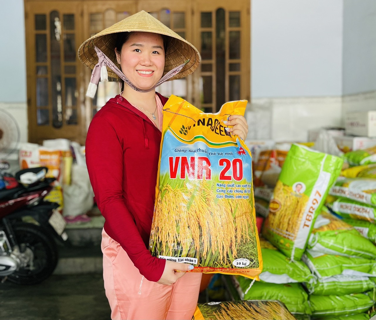 Hiện nay, nguồn giống lúa trên thị trường khá dồi dào và đa chủng loại, đảm bảo phục vụ người dân gieo sạ vụ hè thu 2023. Ảnh: PV