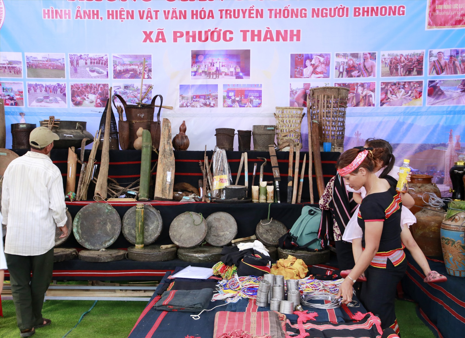 Người dân được xem nhiều sự kiện văn hóa và tham quan không gian trưng bày của các địa phương liên quan đời sống, văn hóa, sản xuất của đồng bào Bh’noong huyện Phước Sơn. Ảnh: C.N
