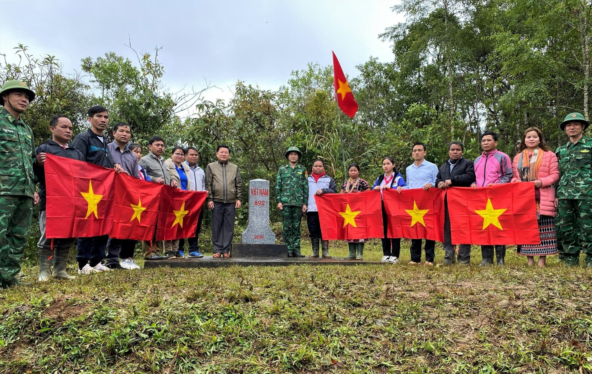 Tặng cờ Tổ quốc, động viên đồng bào biên giới góp sức bảo vệ chủ quyền. Ảnh: ĐĂNG NGUYÊN