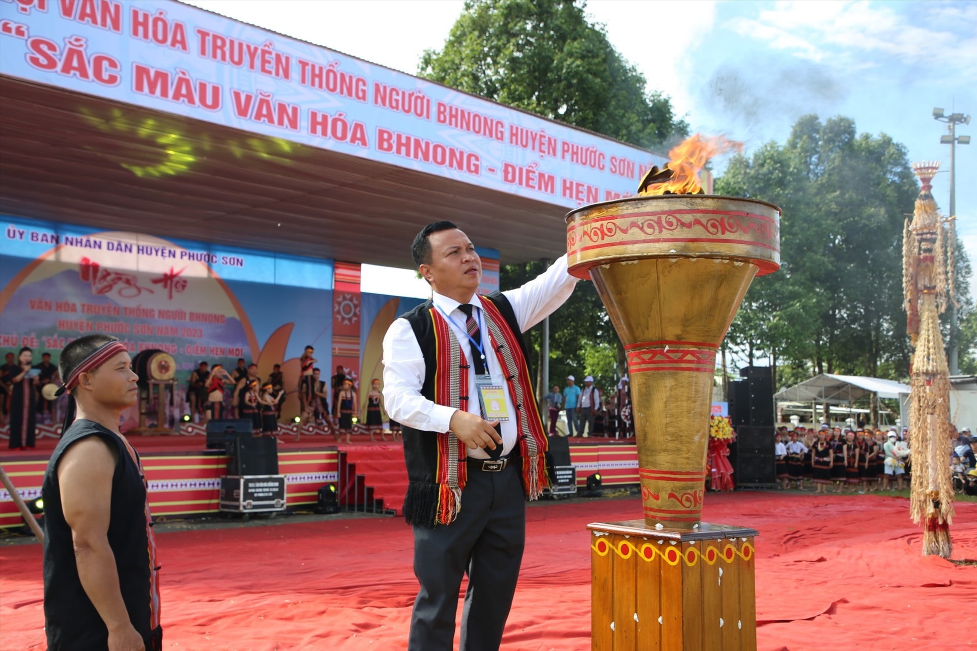 There were different activities at the festival, including the display of local typical products, traditional craft, culinary space, festival rituals of Bh'noong people...