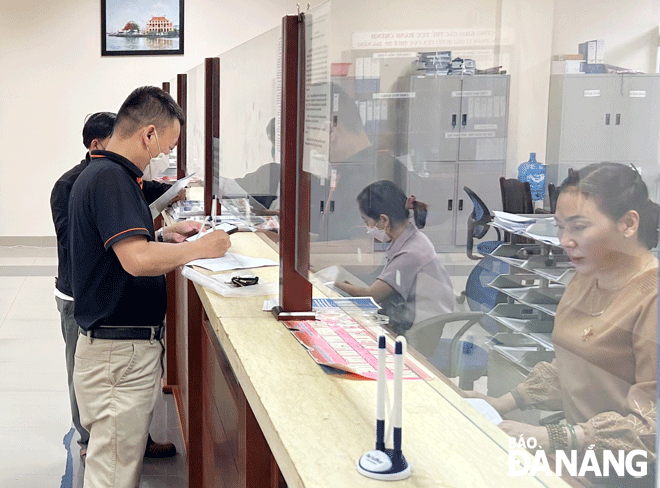 Cục Thuế thành phố triển khai các giải pháp chống thất thu thuế. Trong ảnh: Hoạt động giao dịch thuế tại bộ phận “Một cửa”, Cục Thuế thành phố. Ảnh: M.QUẾ