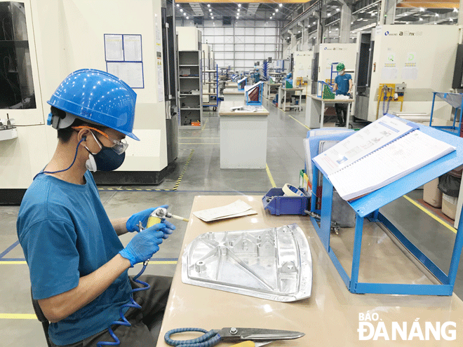 Hỗ trợ doanh nghiệp phục hồi và phát triển sản xuất là giải pháp quan trọng để tránh hụt thu ngân sách. Trong ảnh: Công nhân sản xuất tại Công ty TNHH Universal Alloy Corporation Việt Nam (Khu Công nghệ cao Đà Nẵng). Ảnh: M.Q