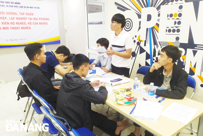 Các sinh viên tham gia khóa đào tạo, bồi dưỡng các kỹ năng khởi nghiệp, lập nghiệp. Ảnh: NGỌC HÀ