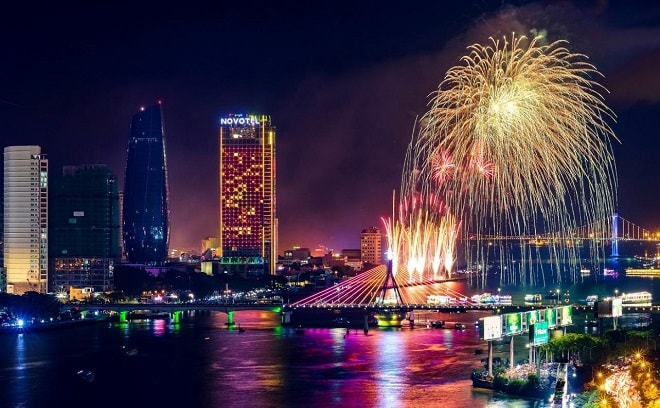 Sông Hàn rực rỡ trong pháo hoa trong kỳ DIFF 2019. Ảnh: Kim Liên