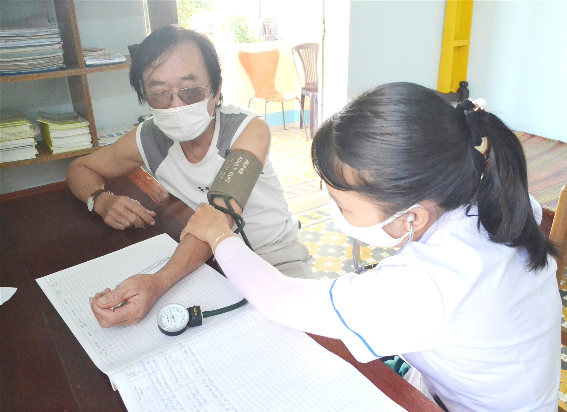 Trạm Y tế xã Tam Xuân 1 chăm sóc sức khỏe ban đầu cho người dân trên địa bàn. Ảnh: VIỆT QUANG