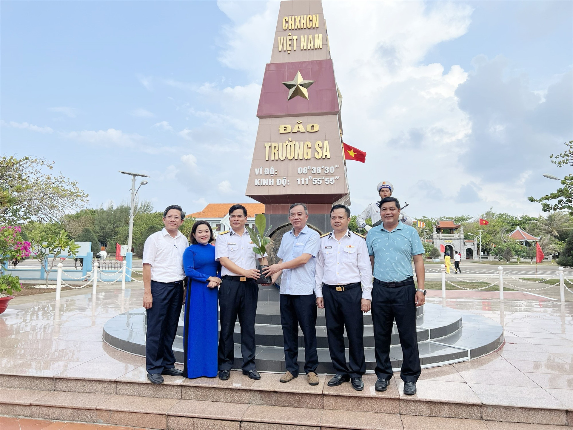 Đoàn công tác tỉnh Quảng Nam thăm huyện đảo Trường Sa, nhà giàn DK1. Ảnh: V.P