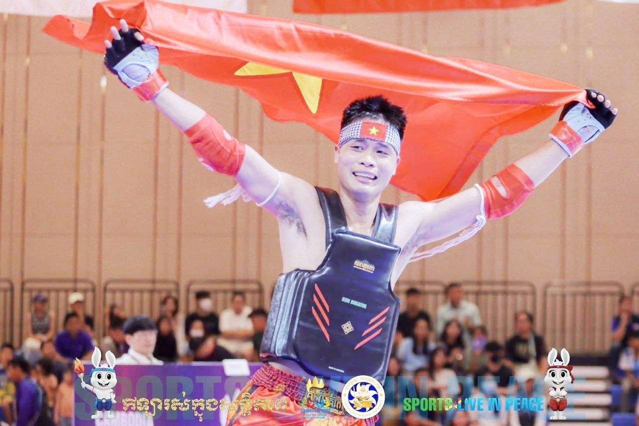 Niềm vui của Huỳnh Văn Cường khi giành huy chương vàng môn Kun Bokator tại SEA Games 32 cho Việt Nam ở hạng 65kg nam.