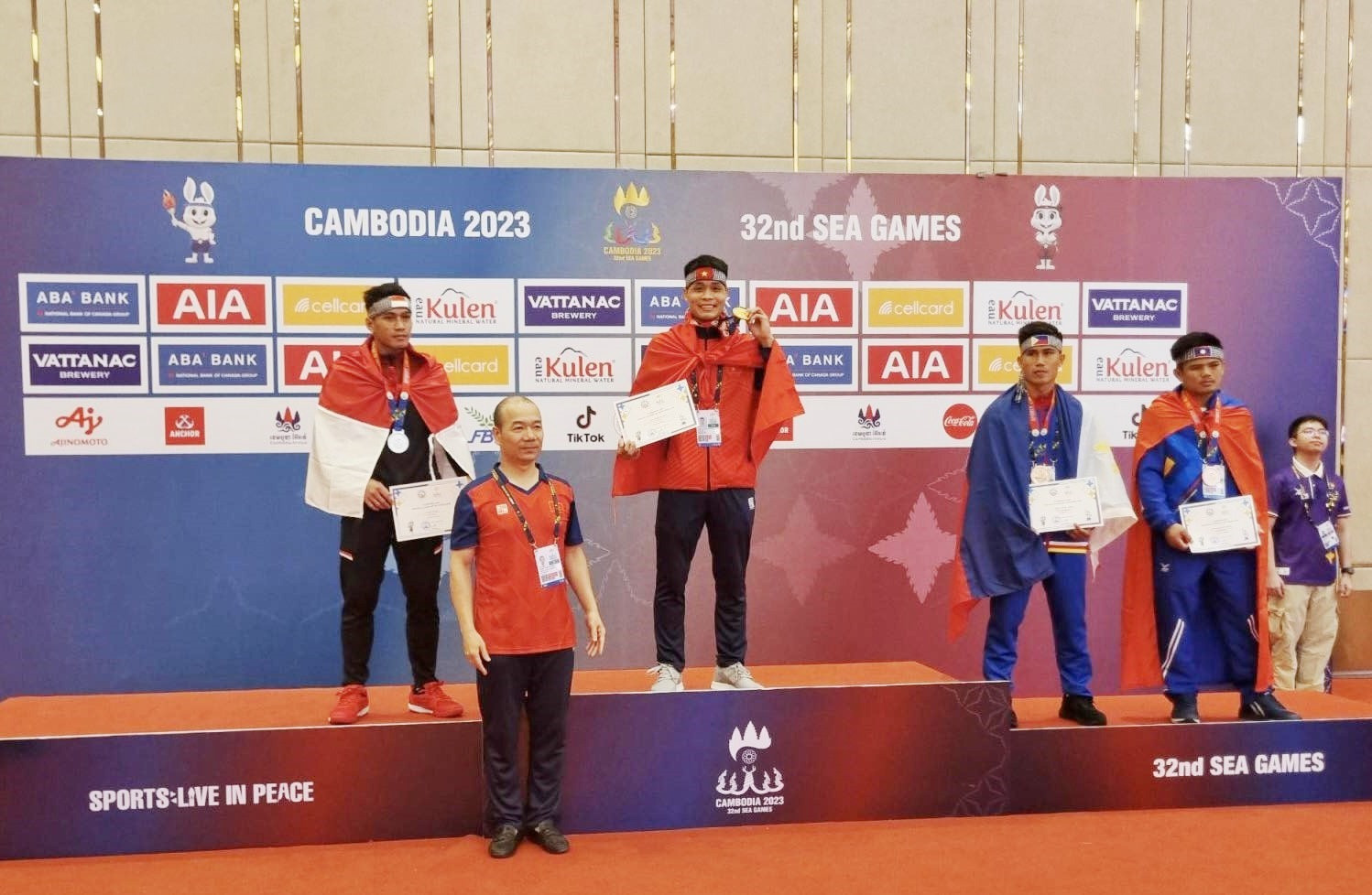 Huỳnh Văn Cường nhận huy chương vàng tại SEA Games 32. Ảnh: NVCC