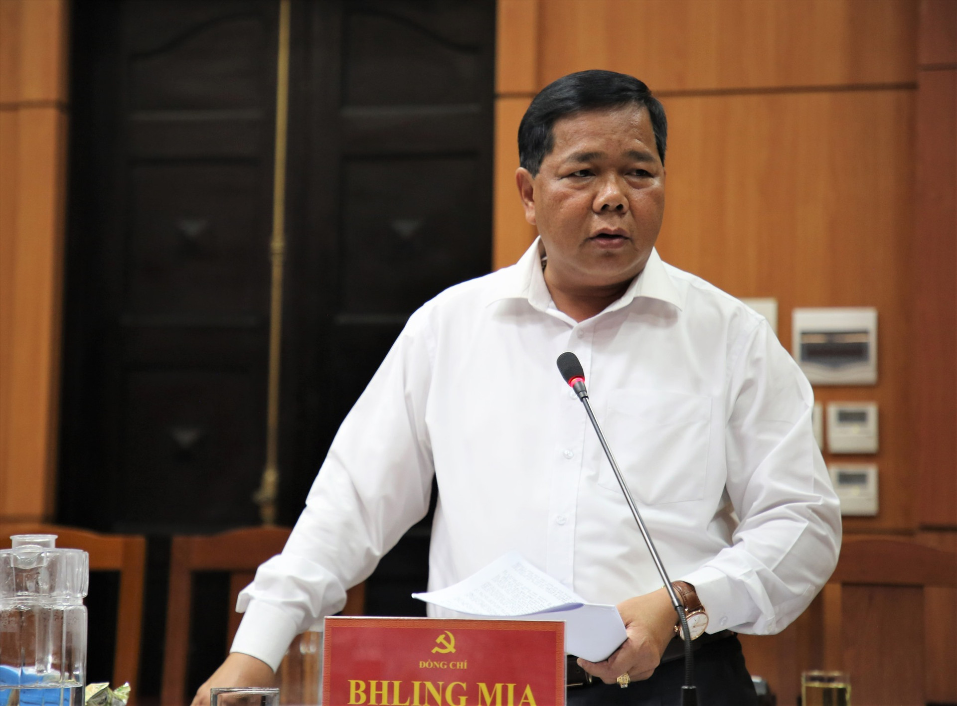 Bí thư Huyện ủy Tây Giang Bh'ling Mia báo cáo kết quả giữa nhiệm kỳ