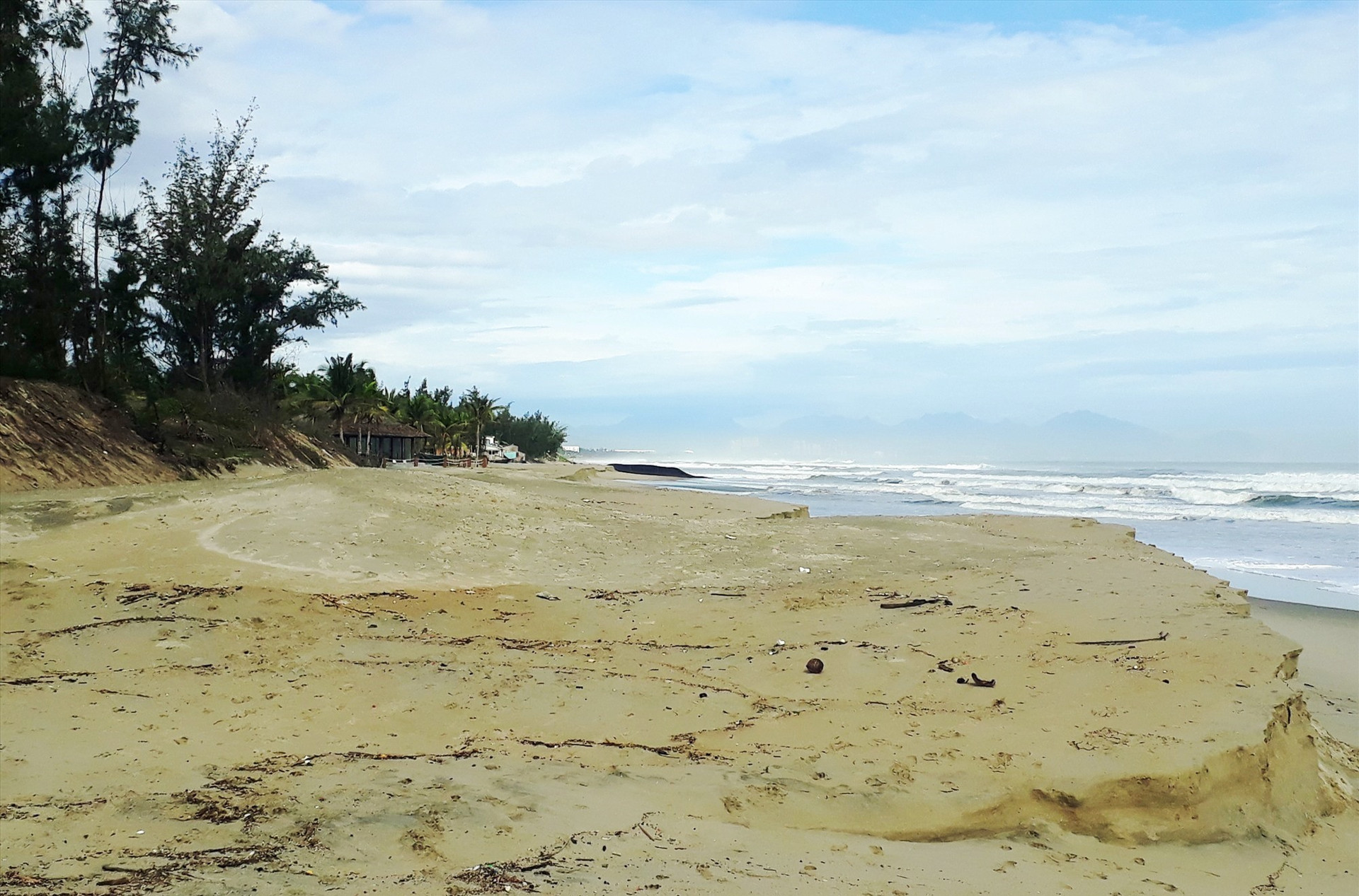 Bãi biển Cửa Đại bị sạt lở nghiêm trọng do ảnh hưởng của thiên tai và biến đổi khí hậu.