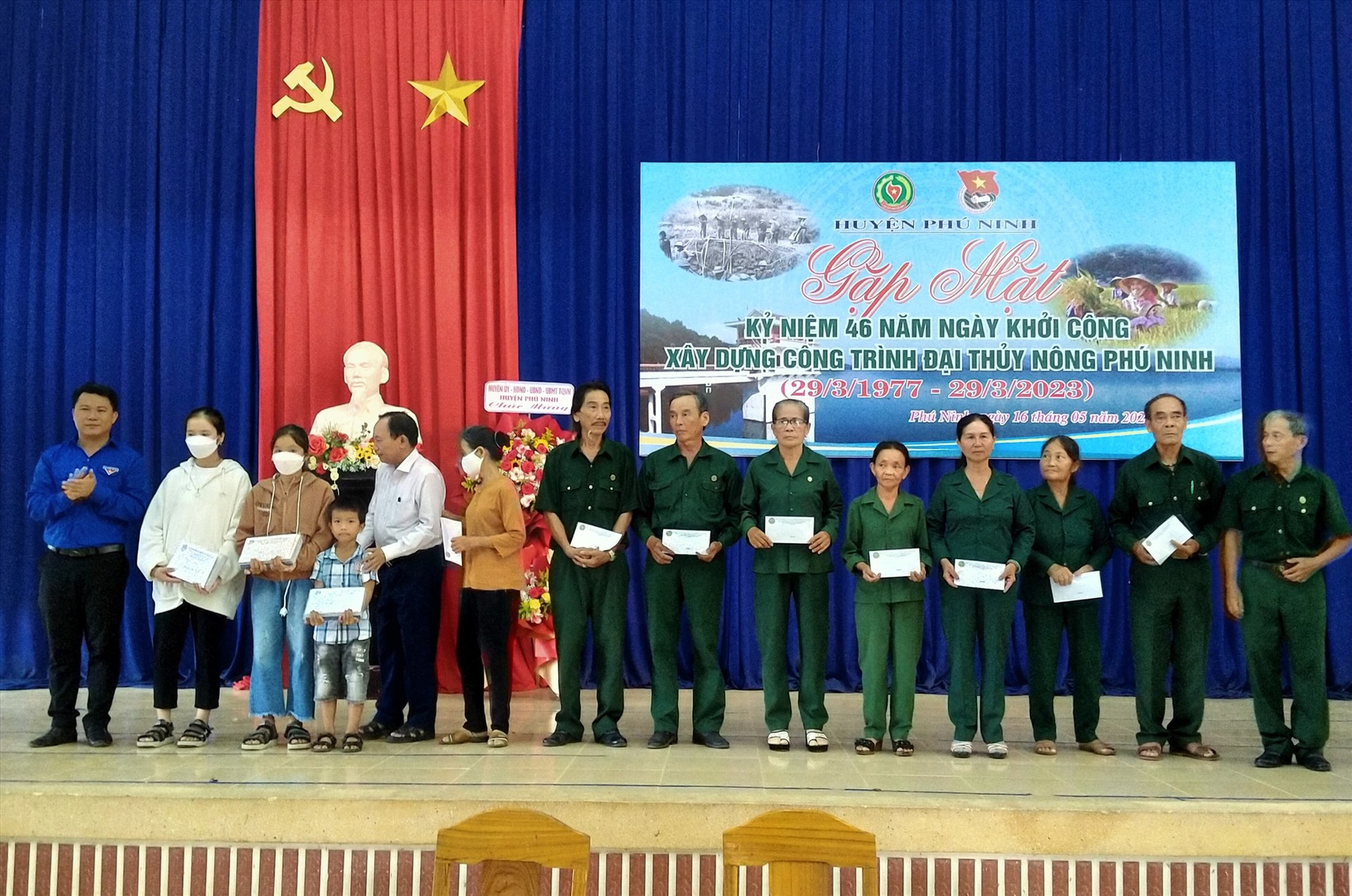 Tặng quà cho cựu TNXP có hoàn cảnh khó khăn và học sinh là con em người dân di dời nhường đất xây dựng công trình thủy nông Phú Ninh. Ảnh: P.V