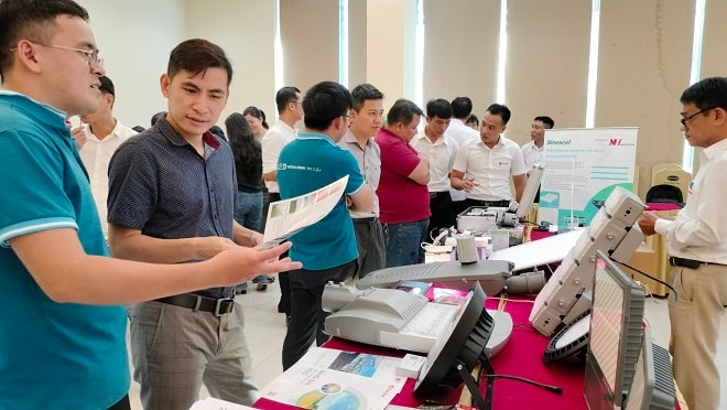 Các doanh nghiệp tham gia hội thảo, giới thiệu các giải pháp tiết kiệm năng lượng diễn ra ngày 16-5.